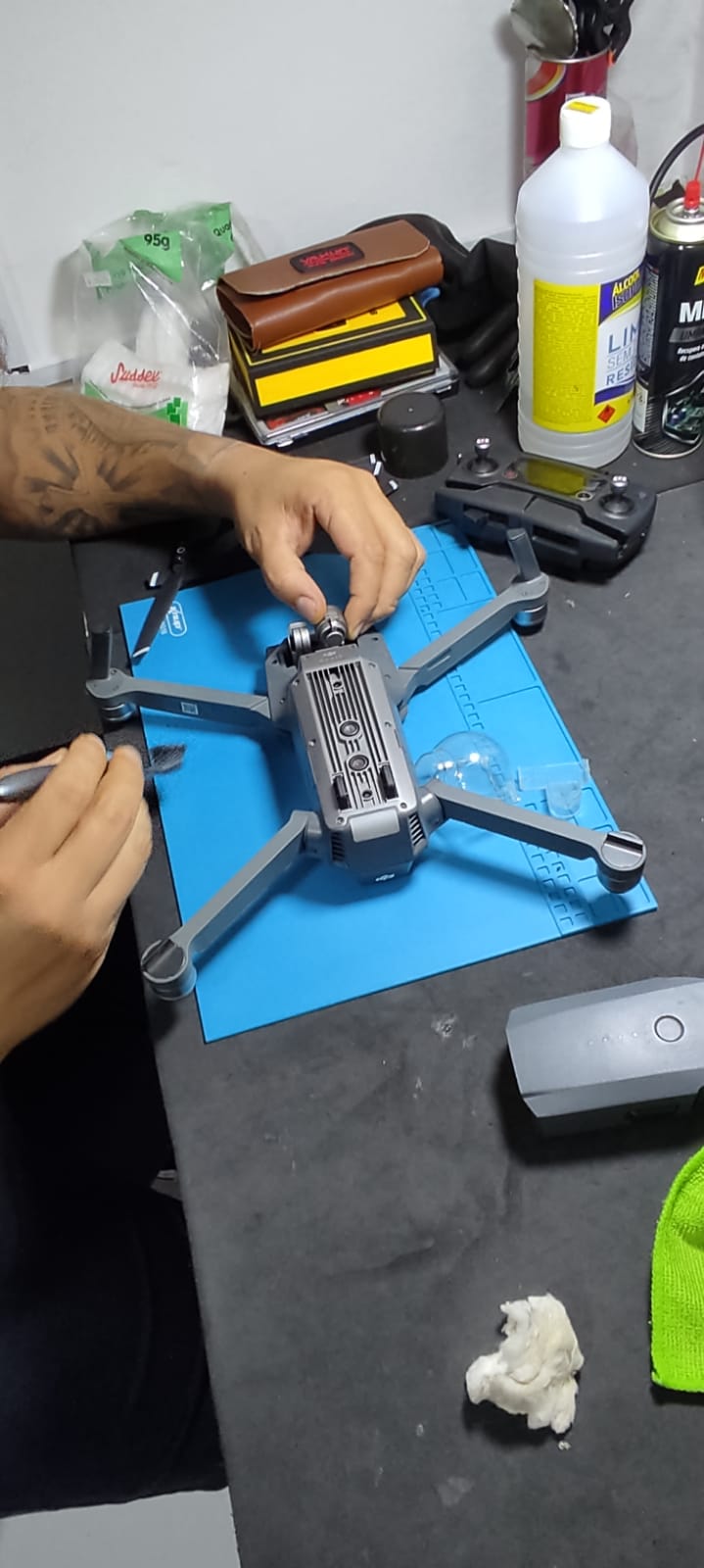 Técnico da Zero65 Drones realizando manutenção em drone DJI sobre a bancada da assistência técnica