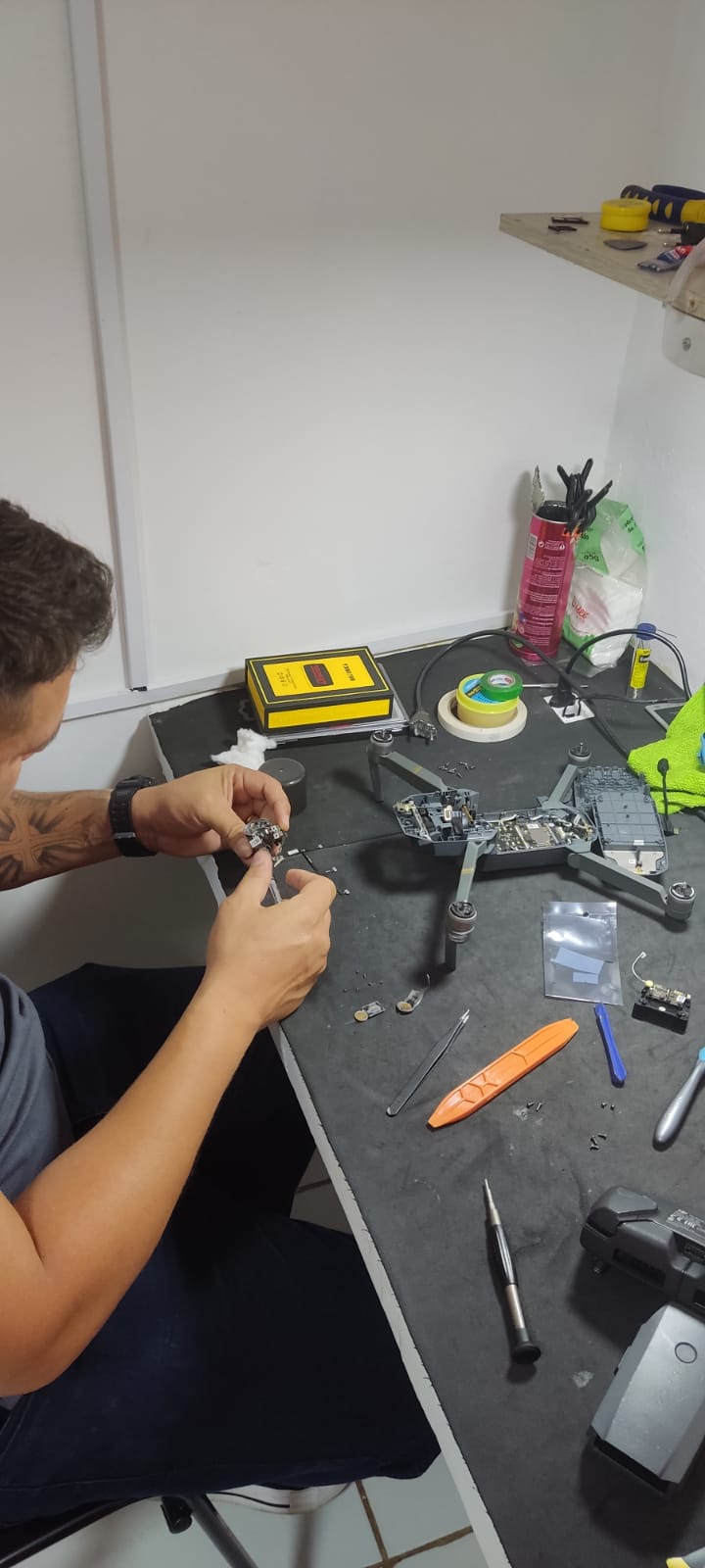 Reparo de drone DJI desmontado na bancada da assistência técnica da Zero65 Drones