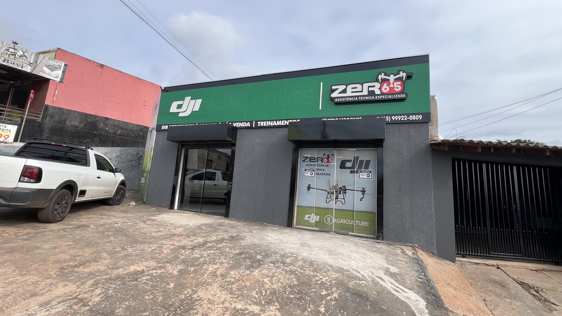 Fachada da loja Zero65 Drones com identidade visual DJI Agriculture, assistência técnica e treinamentos em Cuiabá - MT
