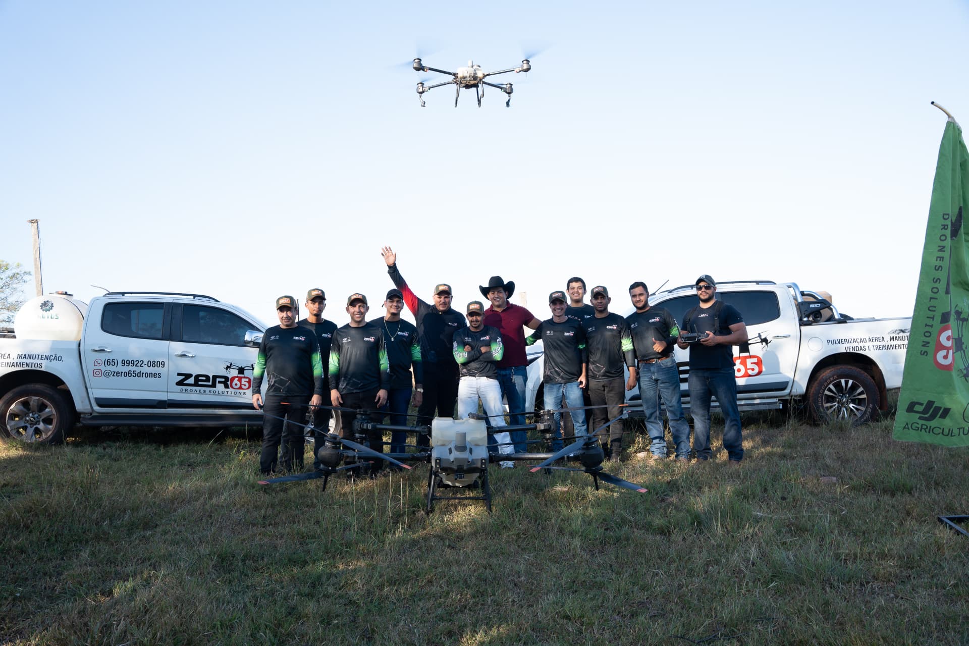 Equipe da Zero65 Drones em operação de pulverização agrícola com drone em Mato Grosso