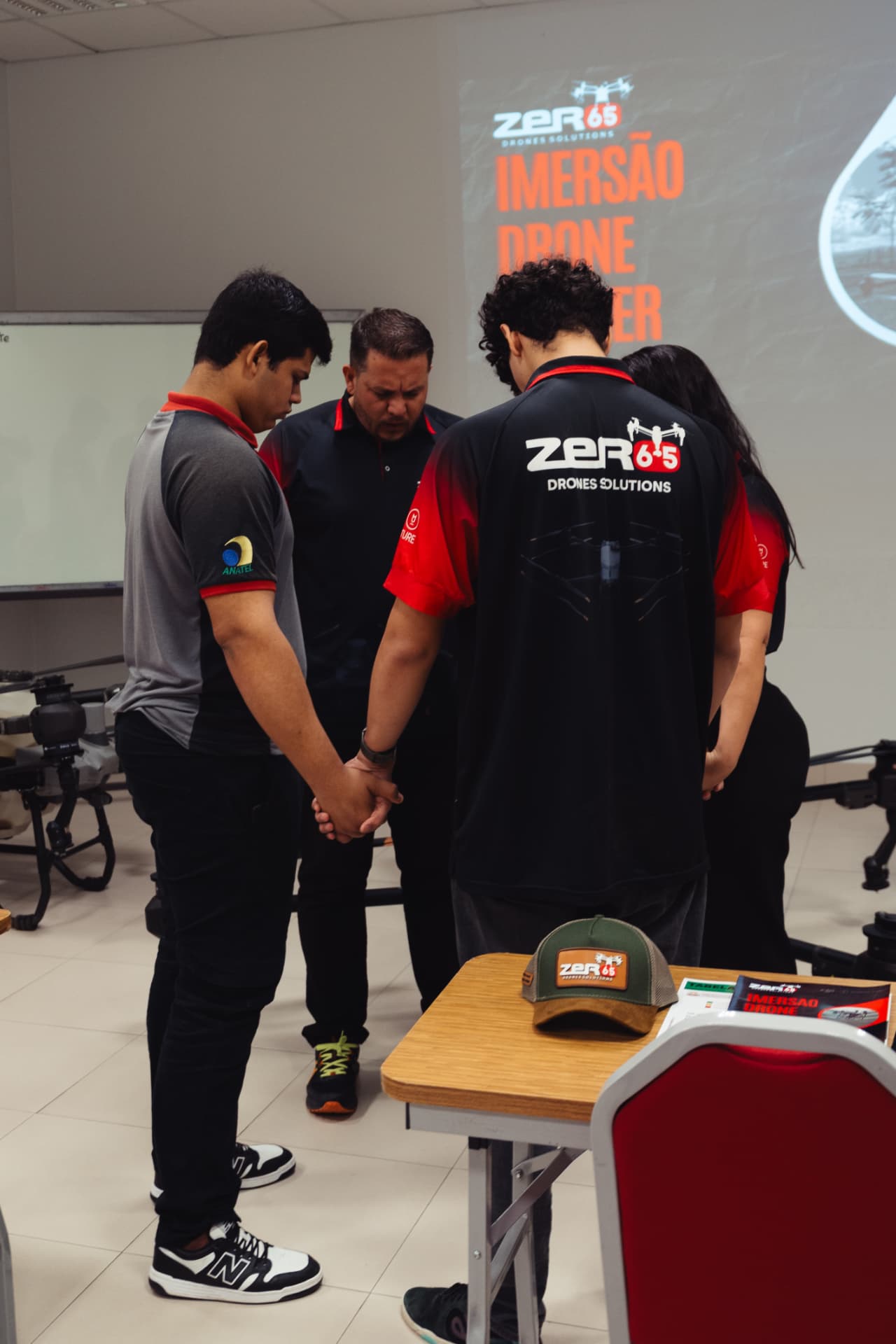 Equipe Zero65 Drones reunida durante evento de imersão em tecnologia de drones