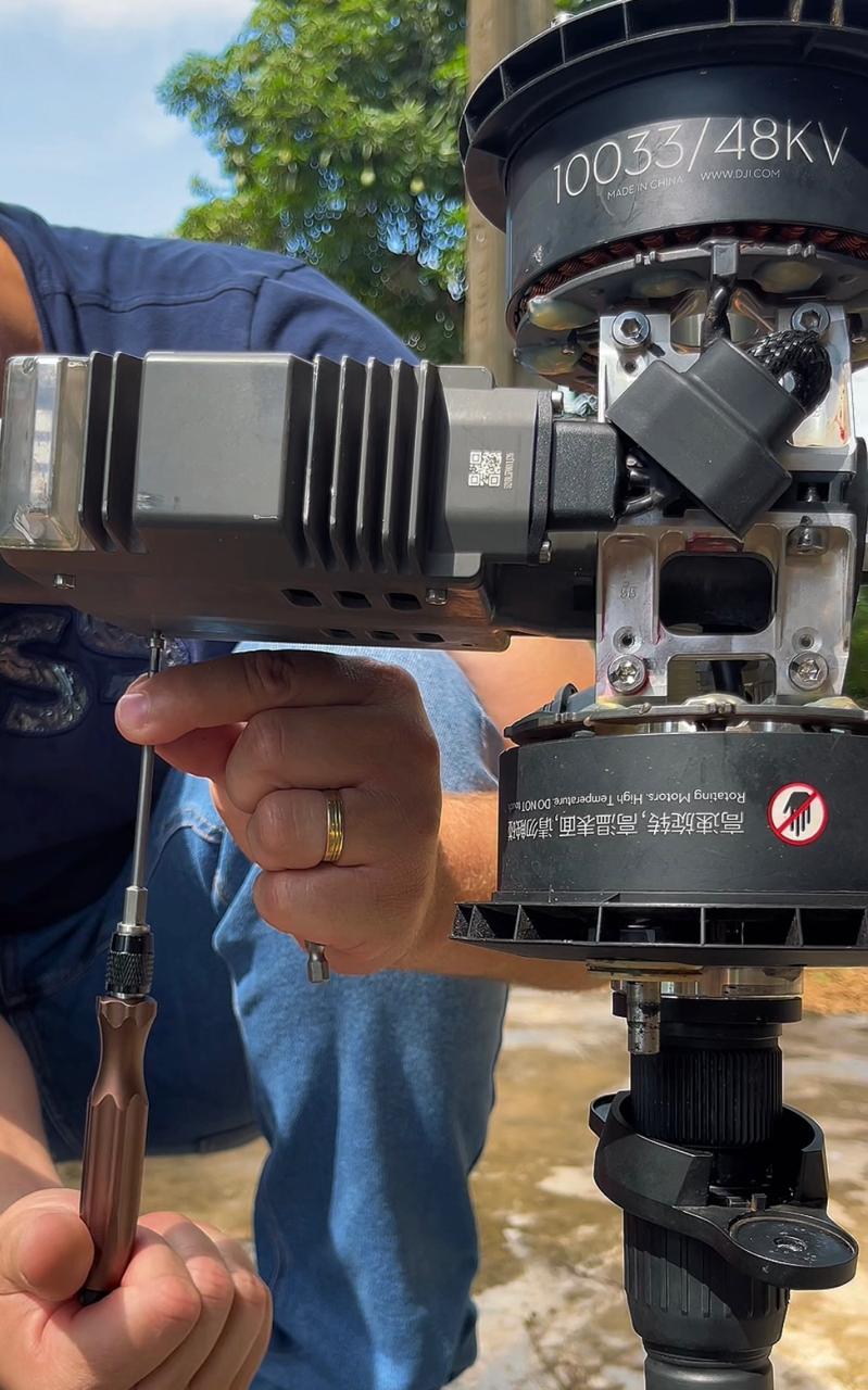 Manutenção no conjunto de motores de um drone agrícola DJI pela Zero65 Drones