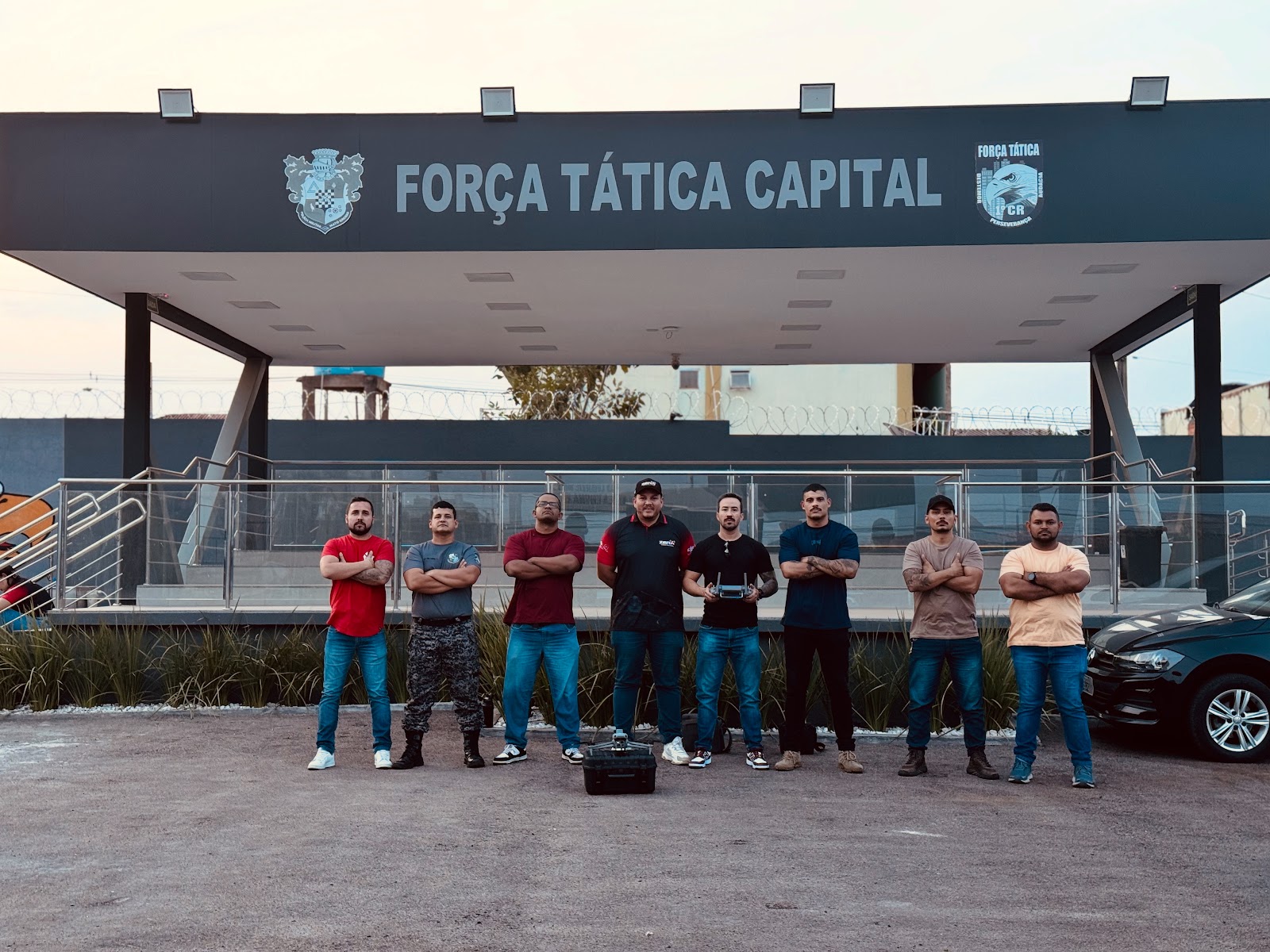 Turma de treinamento de pilotagem de drones conduzido pela Zero65 Drones com equipe da Força Tática