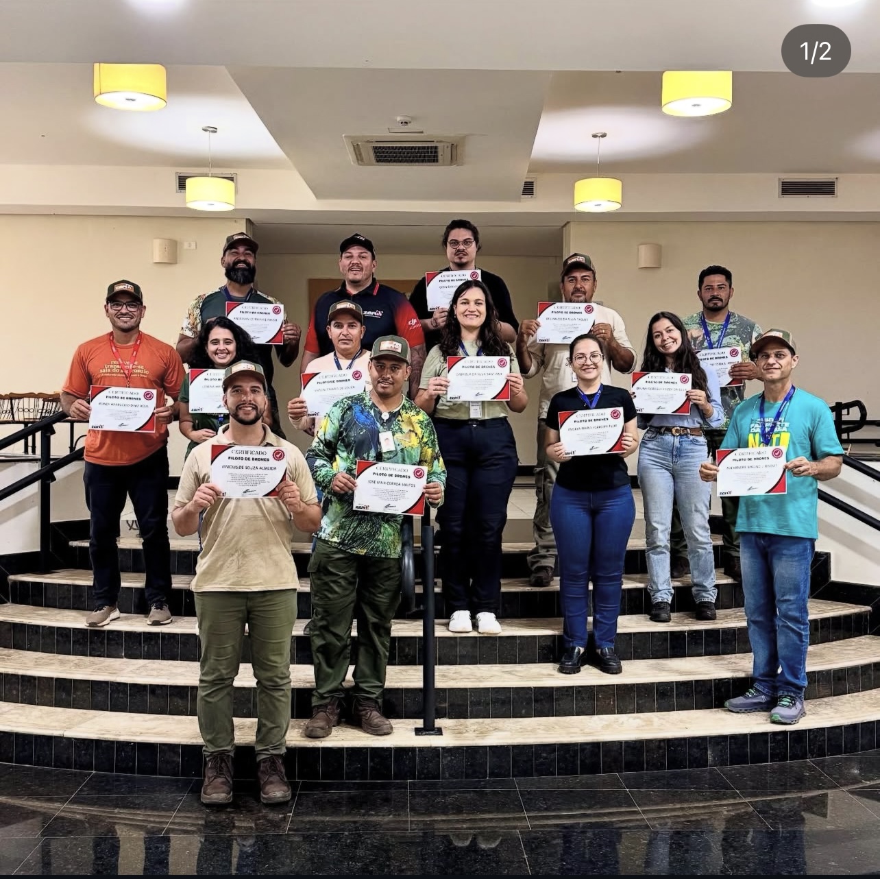 Turma de alunos formados pela Zero65 Drones exibindo certificados de conclusão de curso
